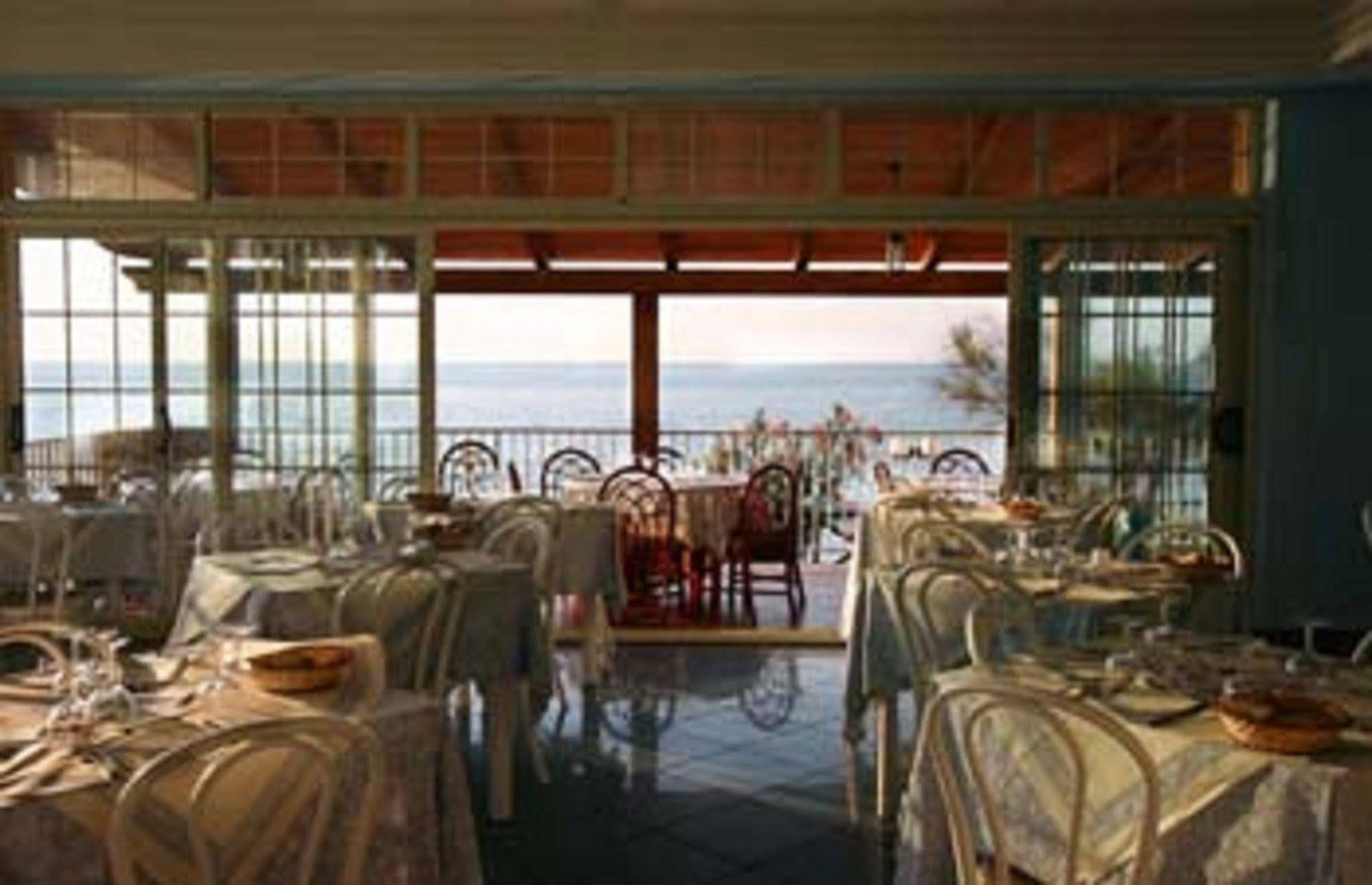 Baia Tropea Resort Паргелия Ресторант снимка